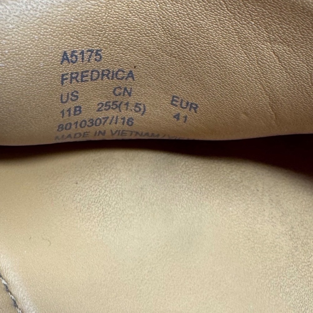 Coach  💛Pebbled Leather Driving Loafers Cream Beige Logo Hardware Flats 11 - Picture 10 of 11